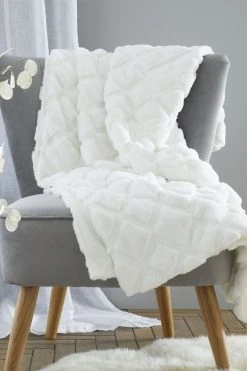 Catherine Lansfield Cosy Diamond So Soft Throw