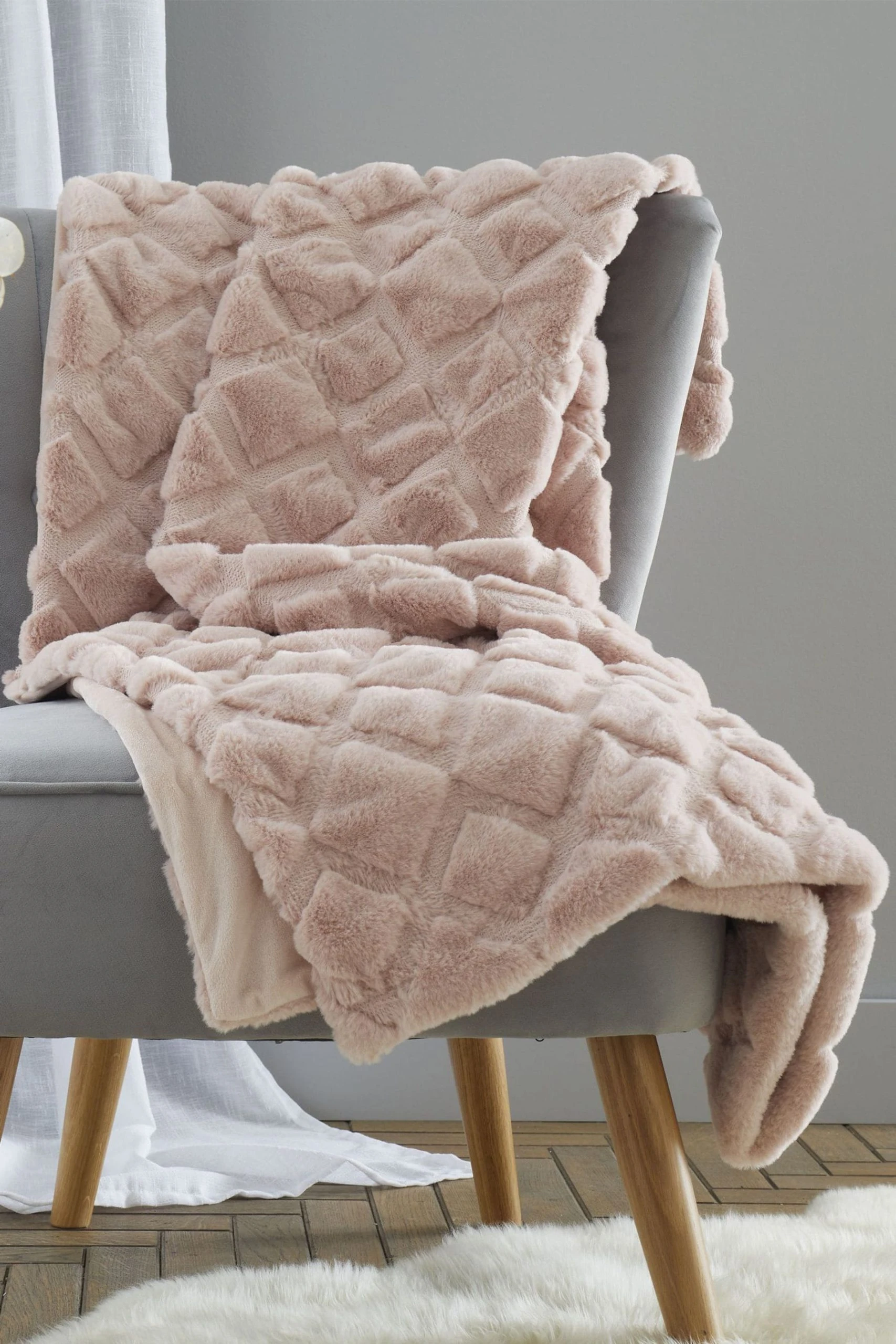 Catherine Lansfield Cosy Diamond So Soft Throw Catherine Lansfield Cosy Diamond So Soft Throw -Louis De Poortere Shop A58 926s scaled