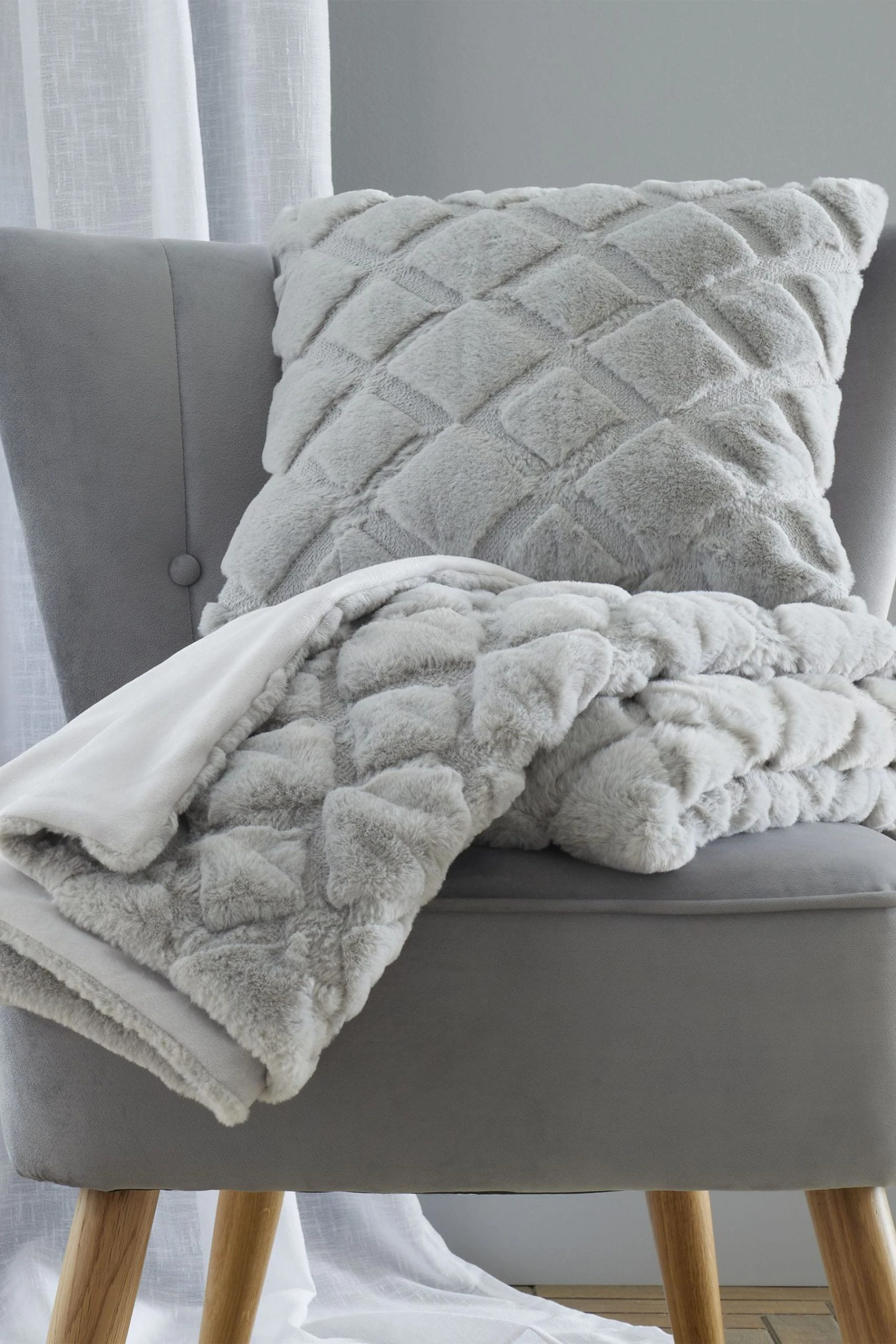 Catherine Lansfield Cosy Diamond Cushion 5 Catherine Lansfield Cosy Diamond Cushion - Image 3