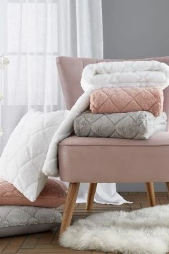 Catherine Lansfield Cosy Diamond Cushion 18 Catherine Lansfield Cosy Diamond Cushion -Louis De Poortere Shop A58924s7