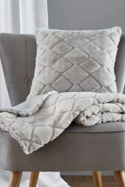 Catherine Lansfield Cosy Diamond Cushion 19 Catherine Lansfield Cosy Diamond Cushion -Louis De Poortere Shop A58924s8