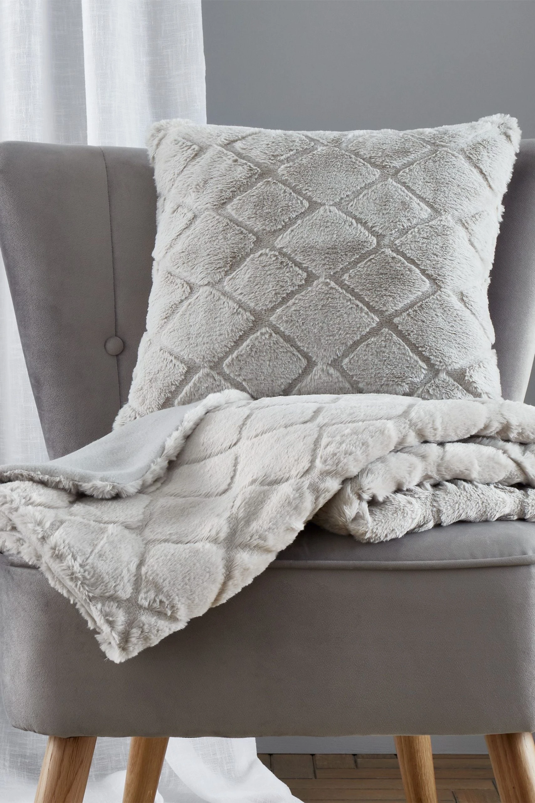 Catherine Lansfield Cosy Diamond Cushion 10 Catherine Lansfield Cosy Diamond Cushion - Image 8