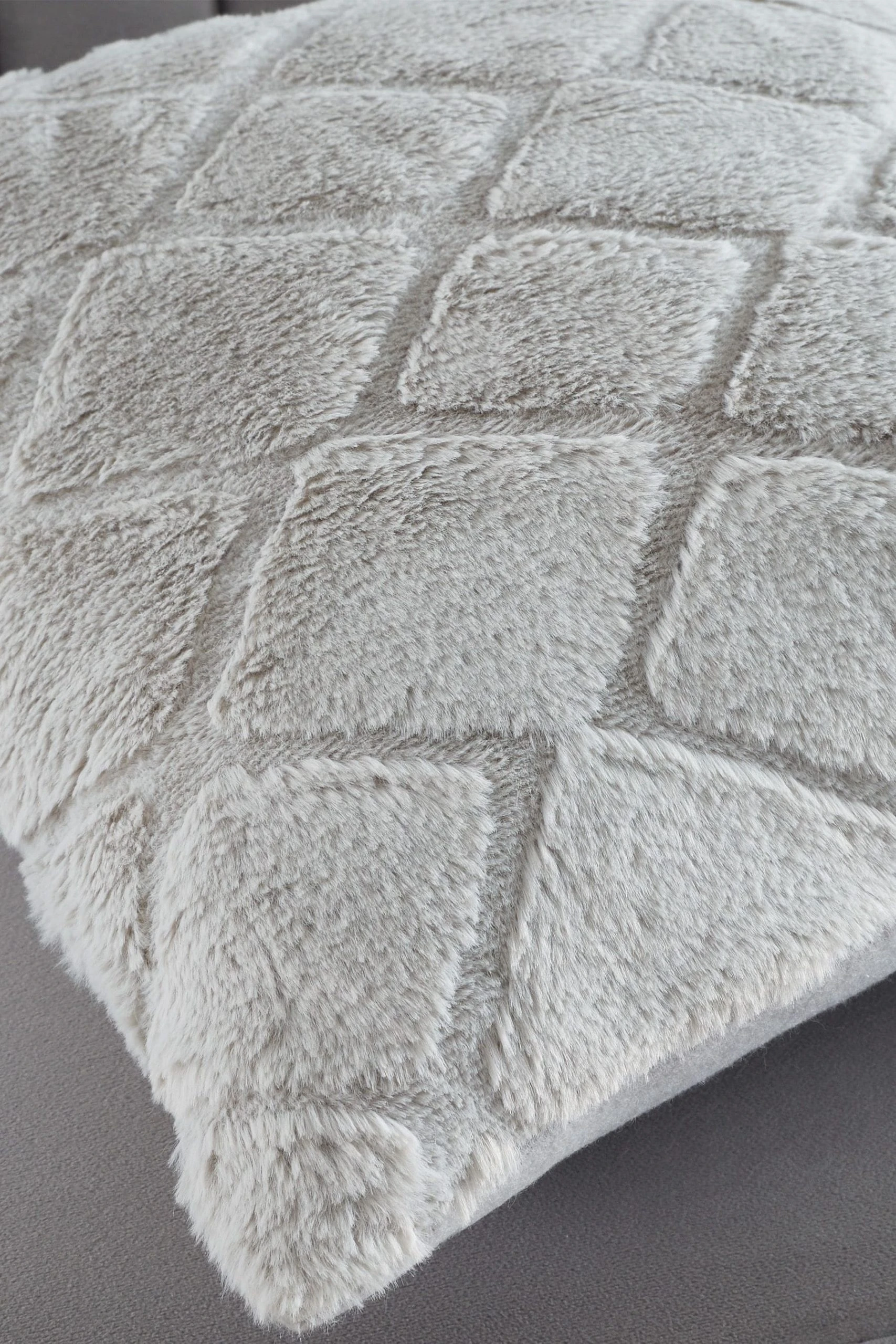 Catherine Lansfield Cosy Diamond Cushion 11 Catherine Lansfield Cosy Diamond Cushion - Image 9