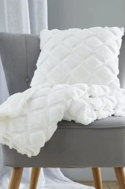 Catherine Lansfield Cosy Diamond So Soft Throw -Louis De Poortere Shop A58925s3