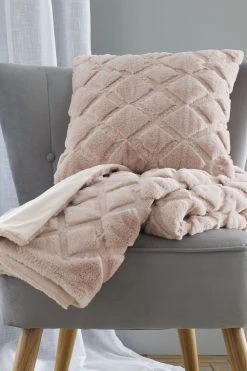 Catherine Lansfield Cosy Diamond So Soft Throw 4 Catherine Lansfield Cosy Diamond So Soft Throw -Louis De Poortere Shop A58926s3