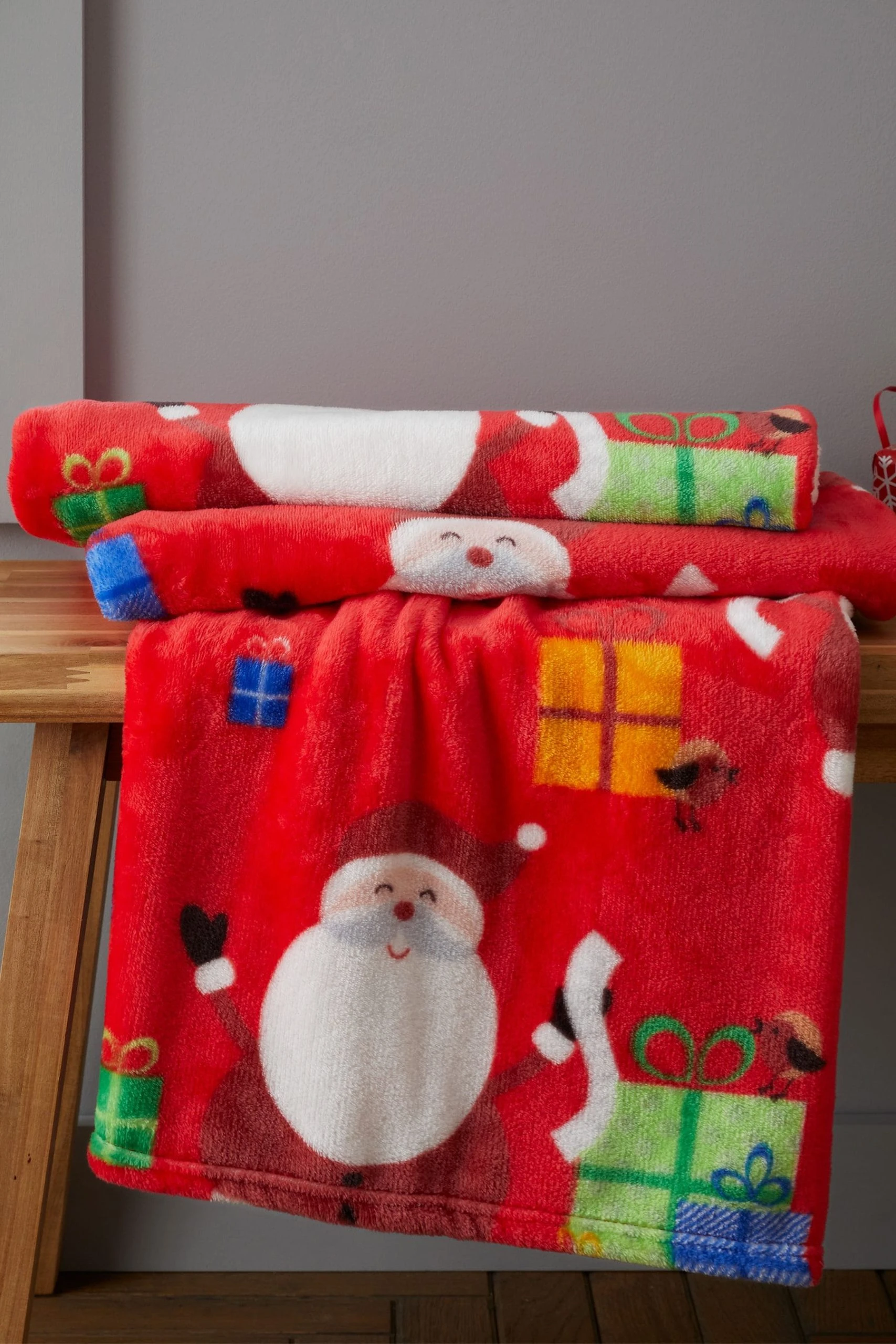 Catherine Lansfield Santa's Christmas Presents Warm And Cosy Fleece Throw 3 Catherine Lansfield Santa's Christmas Presents Warm And Cosy Fleece Throw