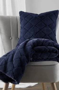 Catherine Lansfield Cosy Diamond So Soft Throw