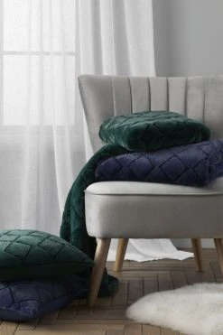 Catherine Lansfield Cosy Diamond So Soft Throw -Louis De Poortere Shop C47373s4