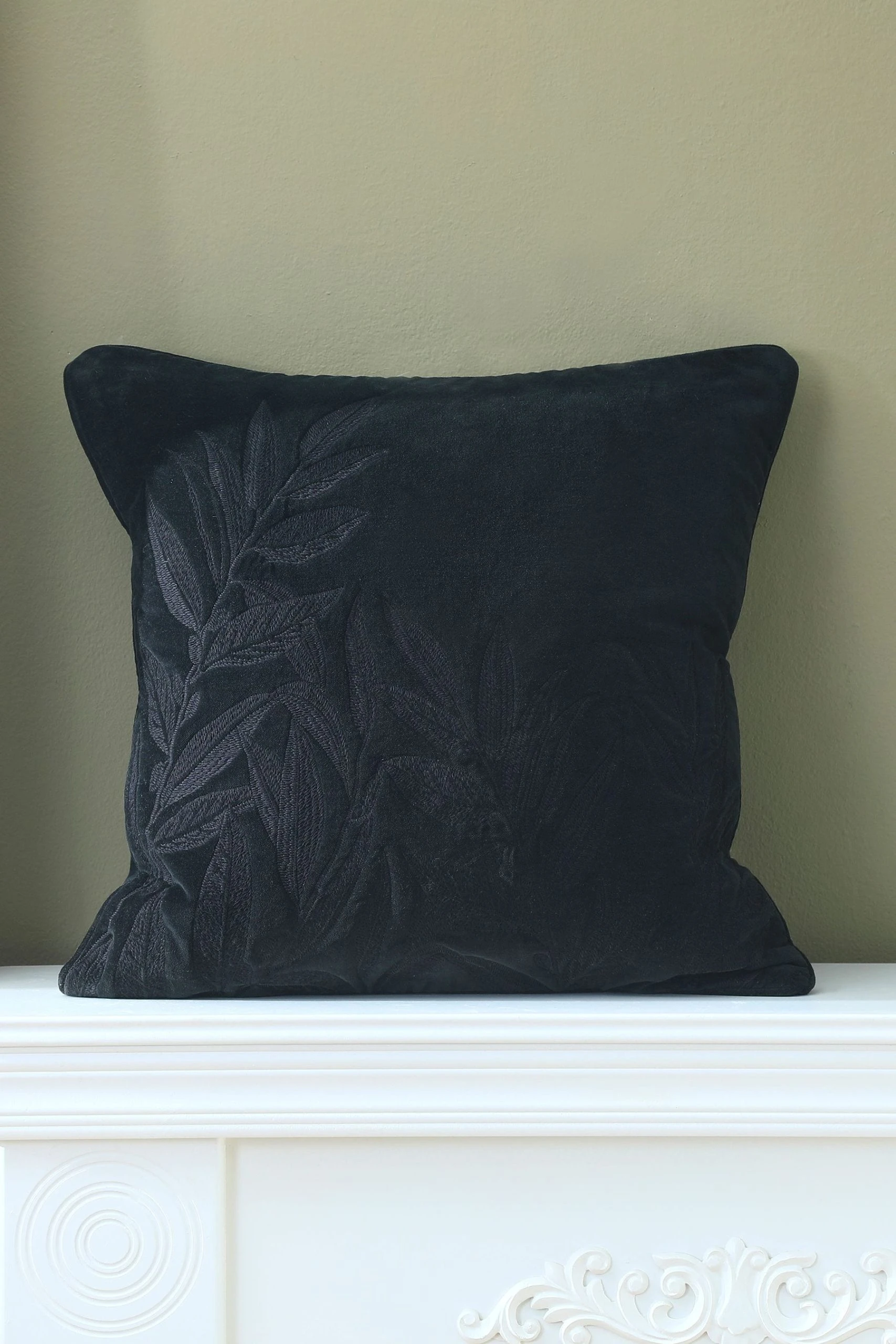 Kew Gardens Laurus Cushion Kew Gardens Laurus Cushion -Louis De Poortere Shop C66275s2 scaled