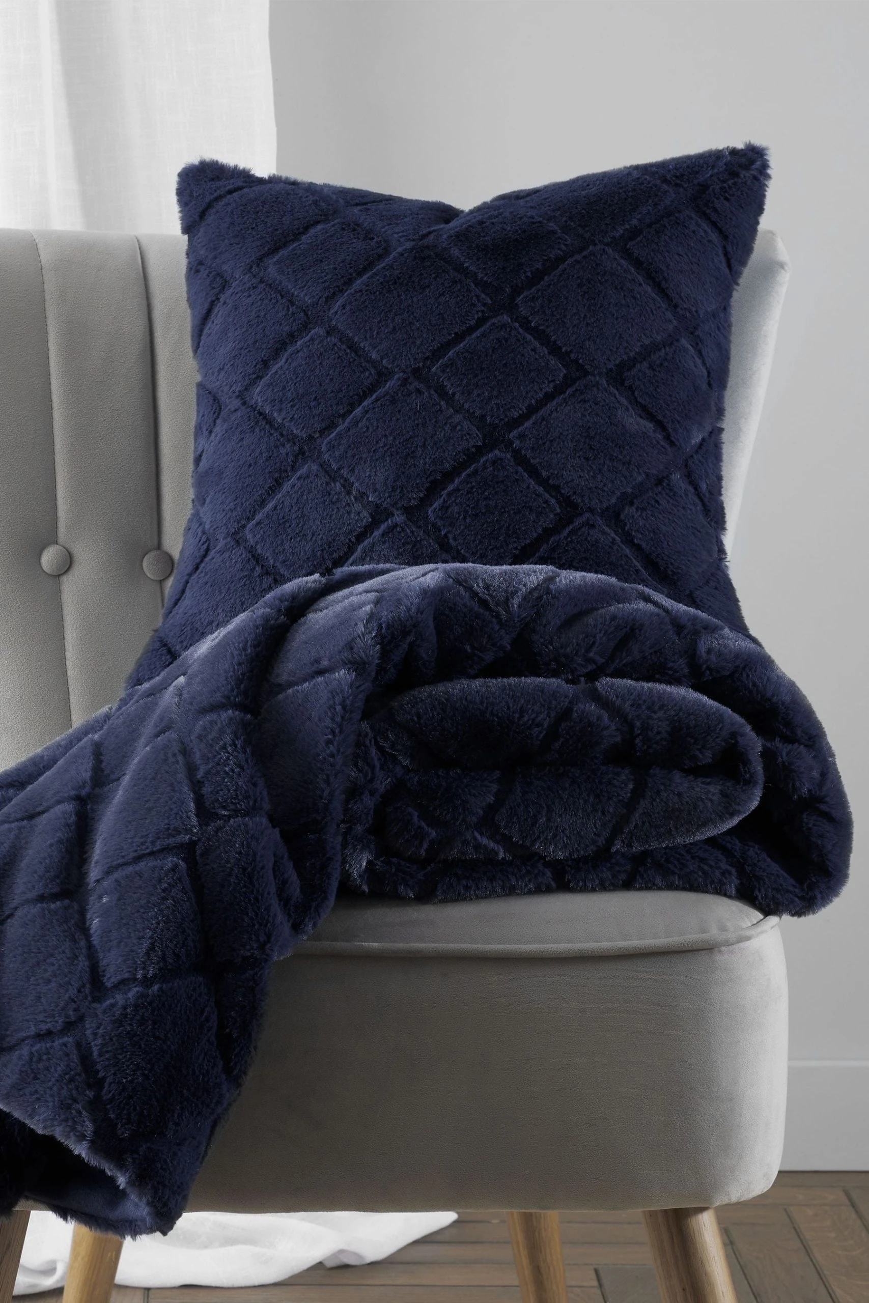 Catherine Lansfield Cosy Diamond Cushion 4 Catherine Lansfield Cosy Diamond Cushion - Image 2