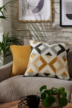 Next Bronx Diamond Geometric Cushion