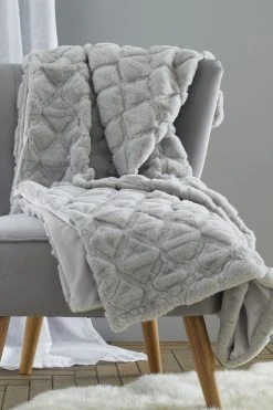 Catherine Lansfield Cosy Diamond So Soft Throw