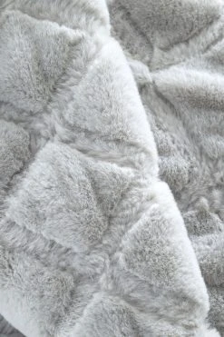 Catherine Lansfield Cosy Diamond So Soft Throw -Louis De Poortere Shop T09976s2