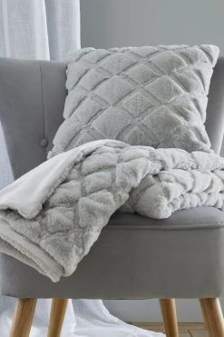Catherine Lansfield Cosy Diamond So Soft Throw -Louis De Poortere Shop T09976s3