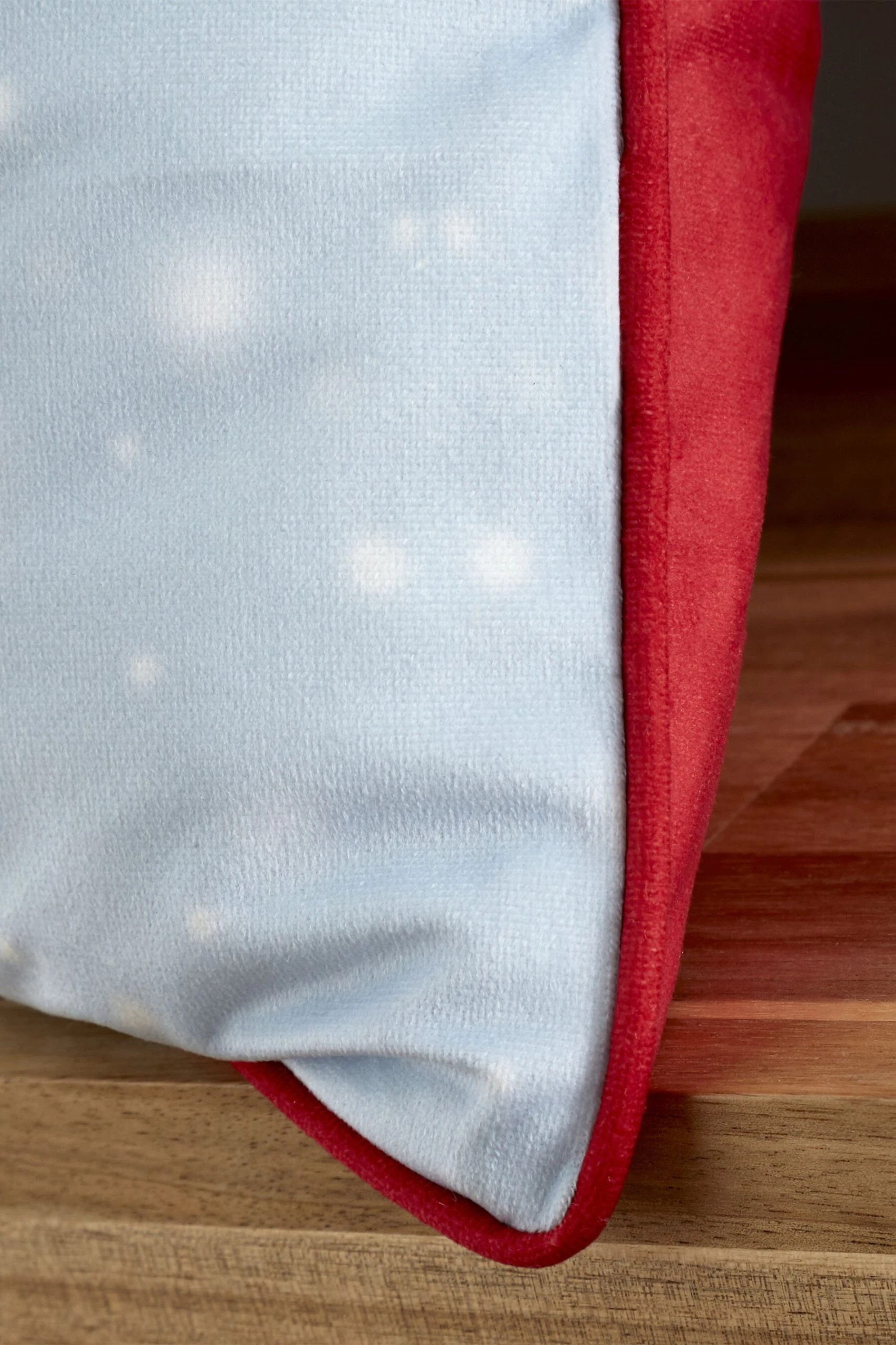 Catherine Lansfield Christmas Giraffe Cushion 5 Catherine Lansfield Christmas Giraffe Cushion - Image 3